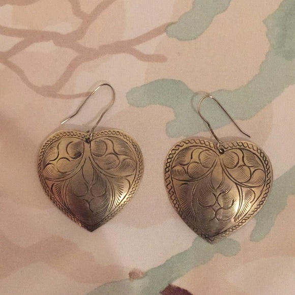 Jewelry - Etched heart earrings NWOT